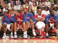 转会期体能课后，底特律活塞手感冰凉备战中超，态度坚定，细节决定成败(帮助男生达成举重极限)-爱游戏体育下载